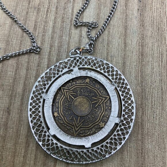 Spokane Washington 1974 Vintage Medallion Silver Tone Chain Necklace - Picture 4 of 8